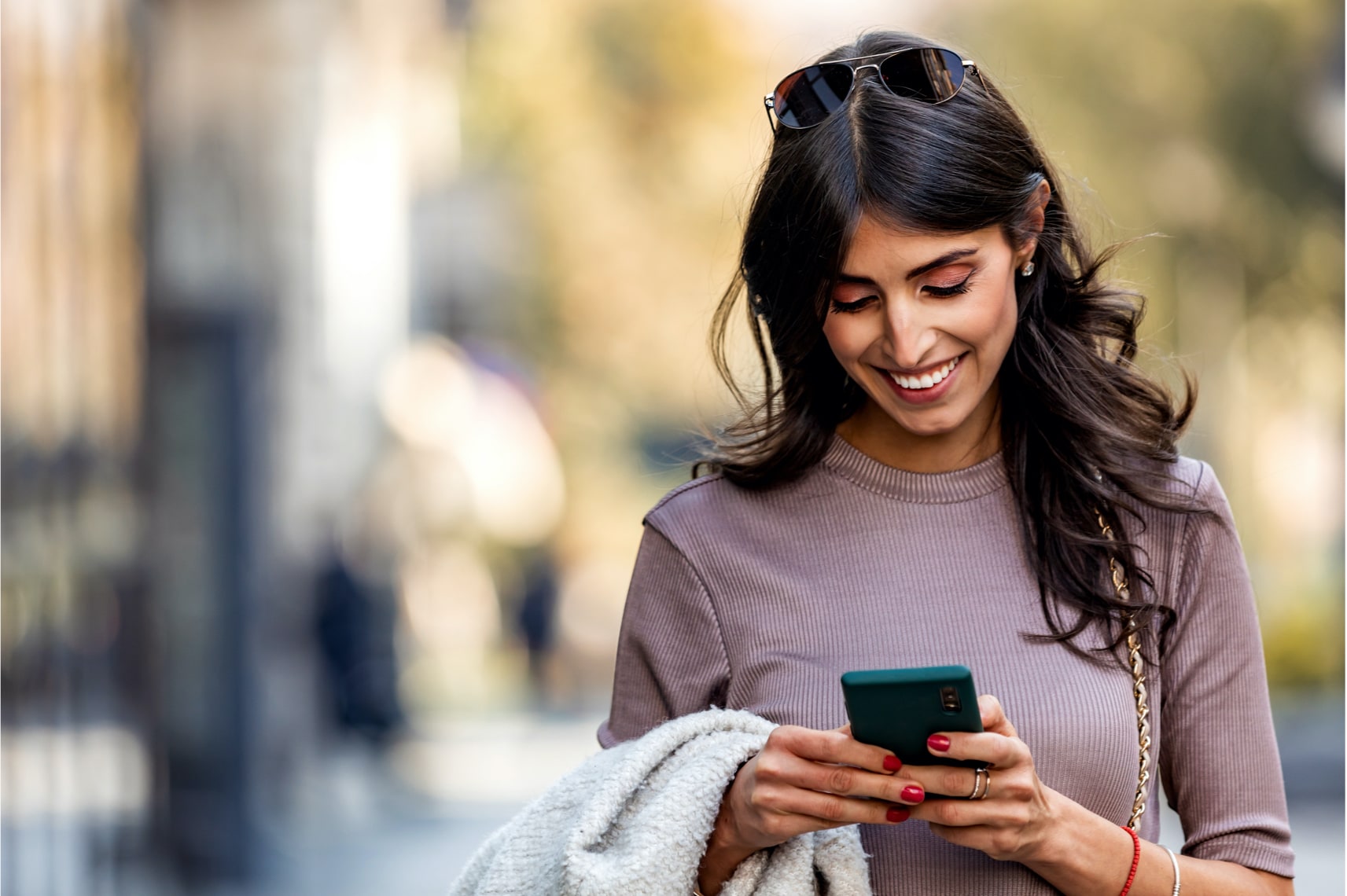 Mujer al teléfono, ciberseguridad, Gestión de finanzas personales