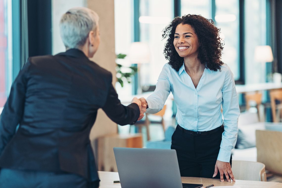 Asesor de inversiones dando la mano a un cliente