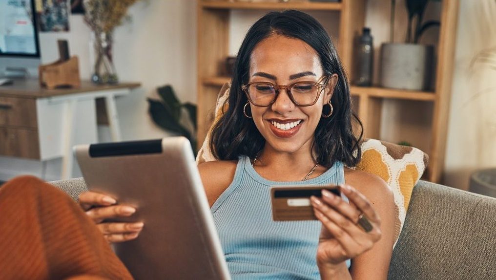 Mujer con aplicación SecurLOCK gestionando tarjetas de crédito