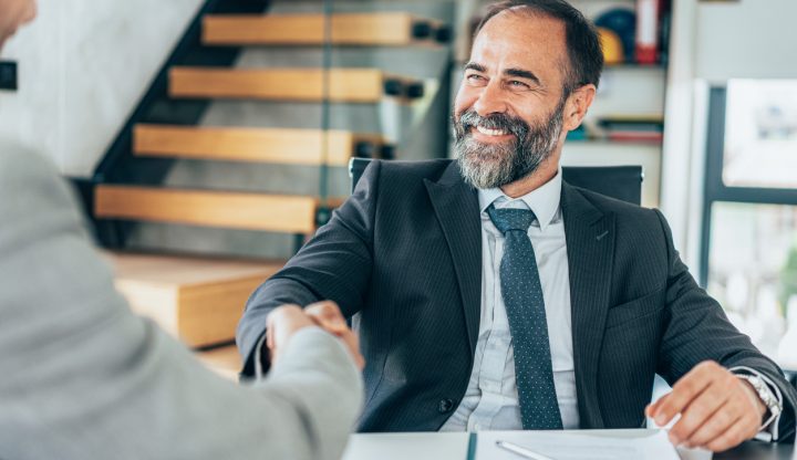 Empresario con préstamo y tarjeta de crédito